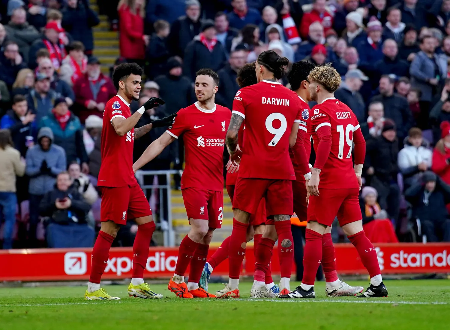 فرحة لاعبي ليفربول بالفوز الثمين (د.ب.أ)