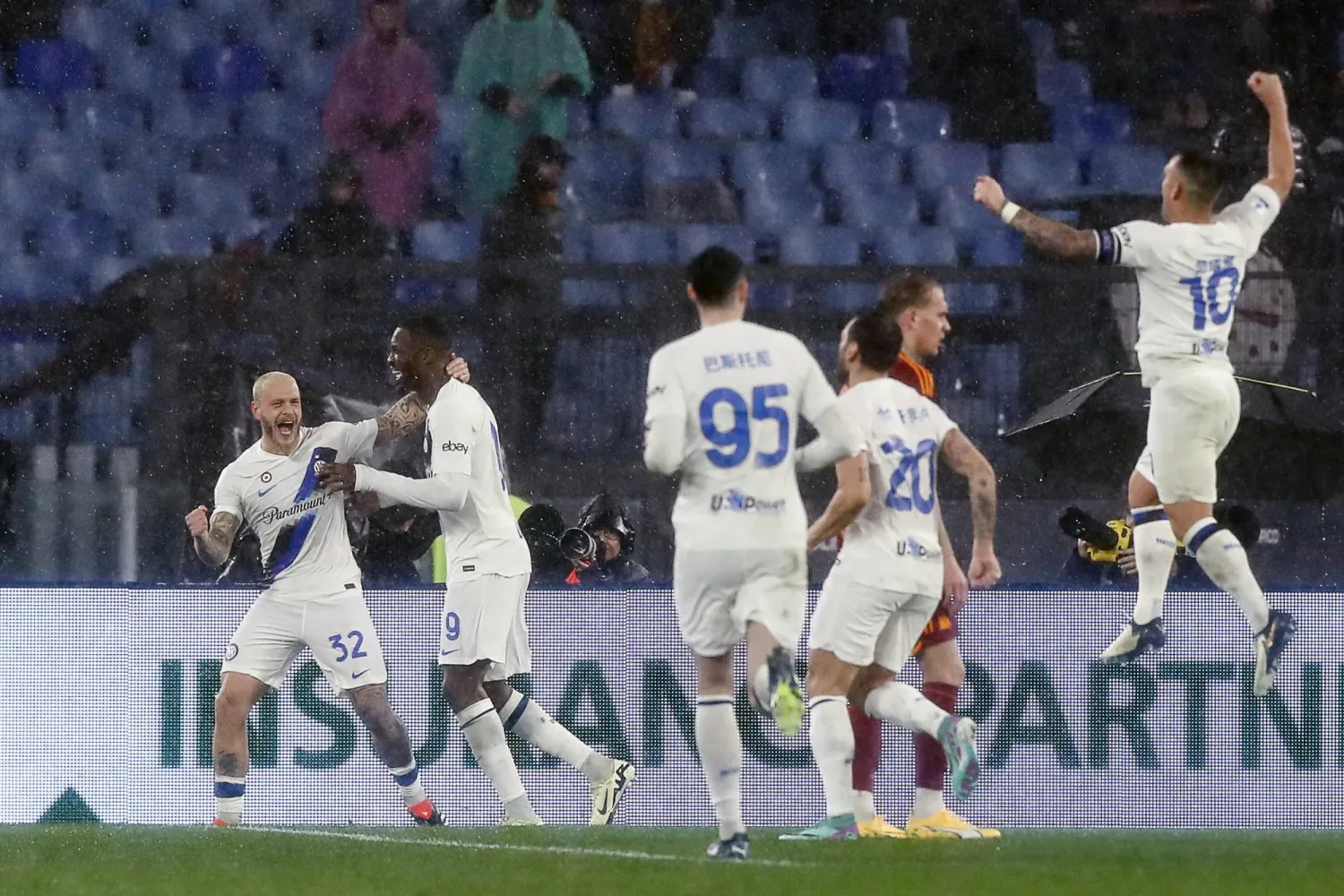 لاعبو الأنتر يحتفلون بأحد أهدافهم في روما (إ.ب.أ)