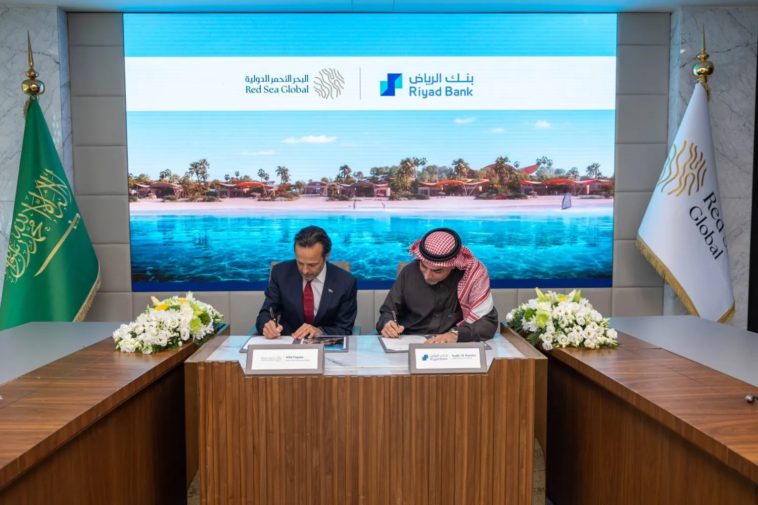الرئيس التنفيذي لـ«البحر الأحمر الدولية» جون باغانو والرئيس التنفيذي لـ«بنك الرياض» نادر سامي الكريّع خلال مراسم توقيع الاتفاقية (الشرق الأوسط)