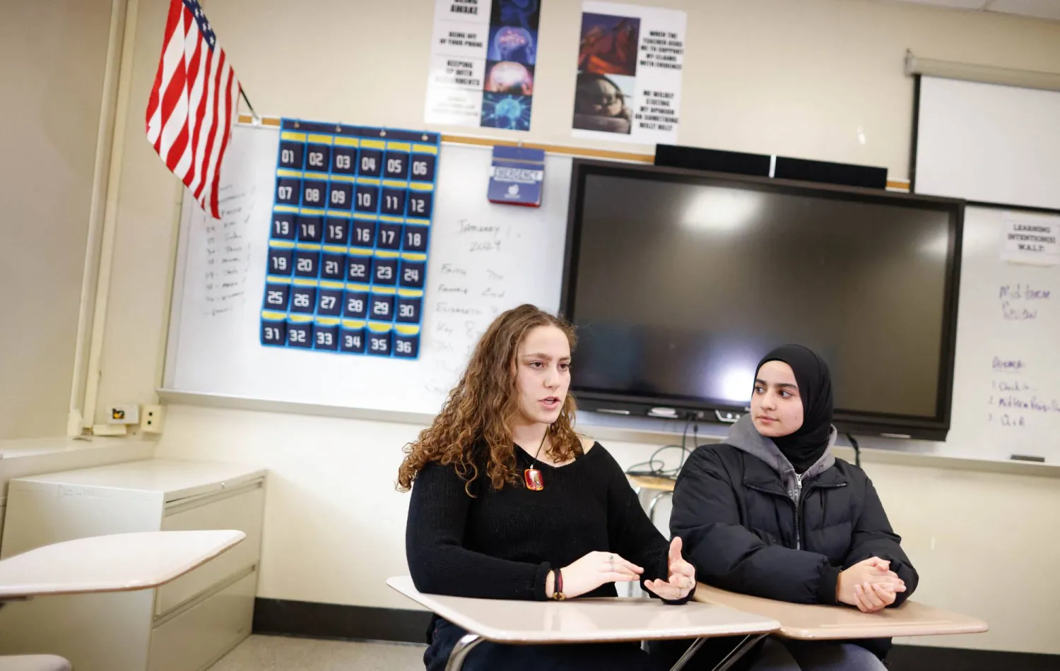 الطالبتان روضة وليورا في مدرسة تينيك الثانوية (أ.ف.ب)