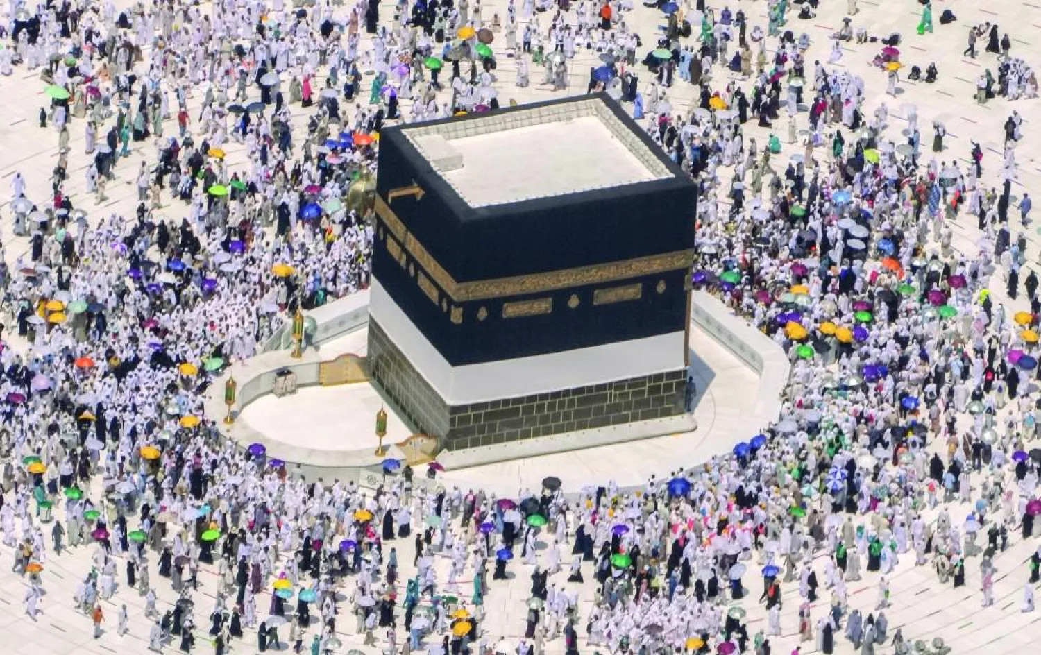 معتمرون يطوفون بالكعبة (أرشيفية - أ.ب)