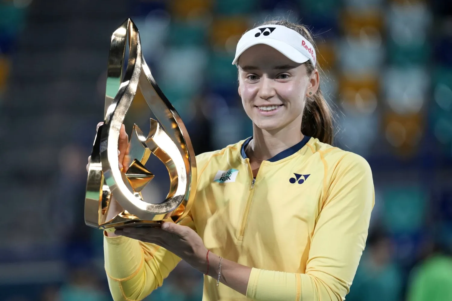 الكازاخية يلينا ريباكينا لدى تتويجها ببطولة أبوظبي للتنس للسيدات (أ.ب)