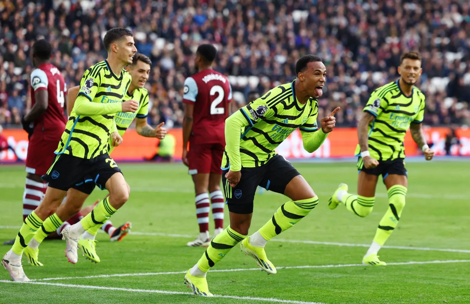 مدافع آرسنال غابرييل ماغاليس ينطلق بعد تسجيله الهدف الثالث في مرمى وست هام في الدوري الإنجليزي الممتاز (رويترز)