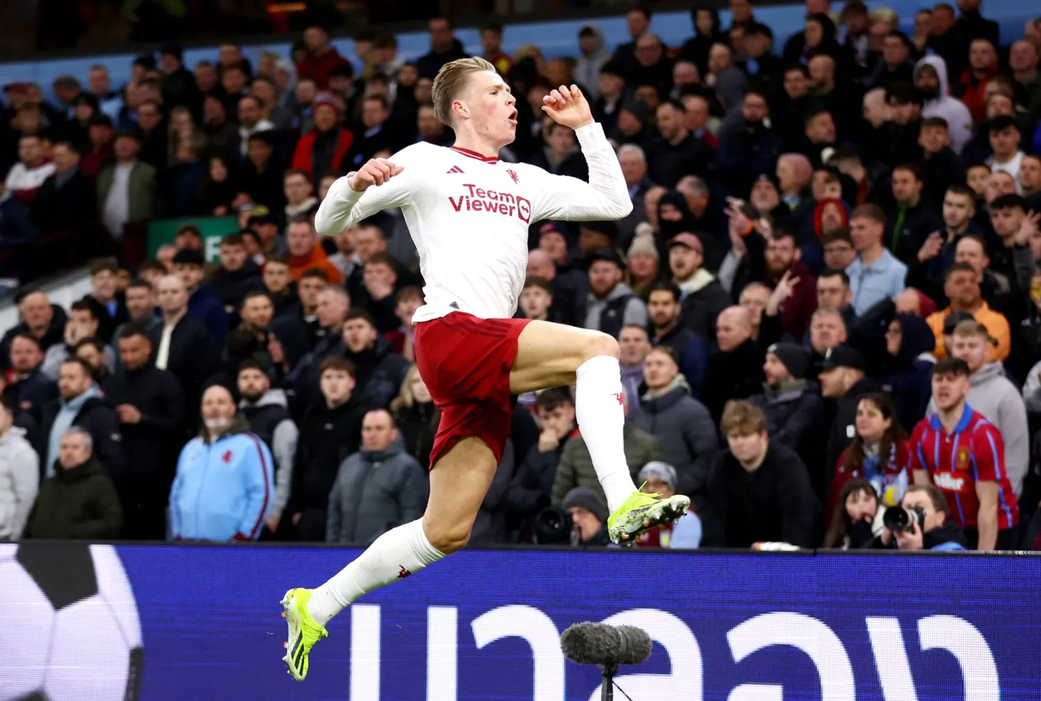 سكوت مكتوميناي فرحاً عقب تسجيله هدف التقدم لفريق مانشستر يونايتد أمام أستون فيلا في الدوري الإنجليزي (رويترز)