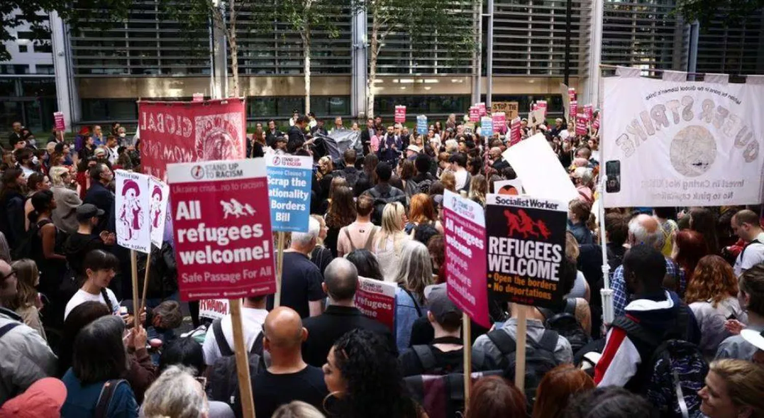 متظاهرون خارج وزارة الداخلية ضد خطط الحكومة البريطانية لترحيل طالبي اللجوء إلى رواندا... في لندن منتصف عام 2022 (أرشيفية - رويترز)