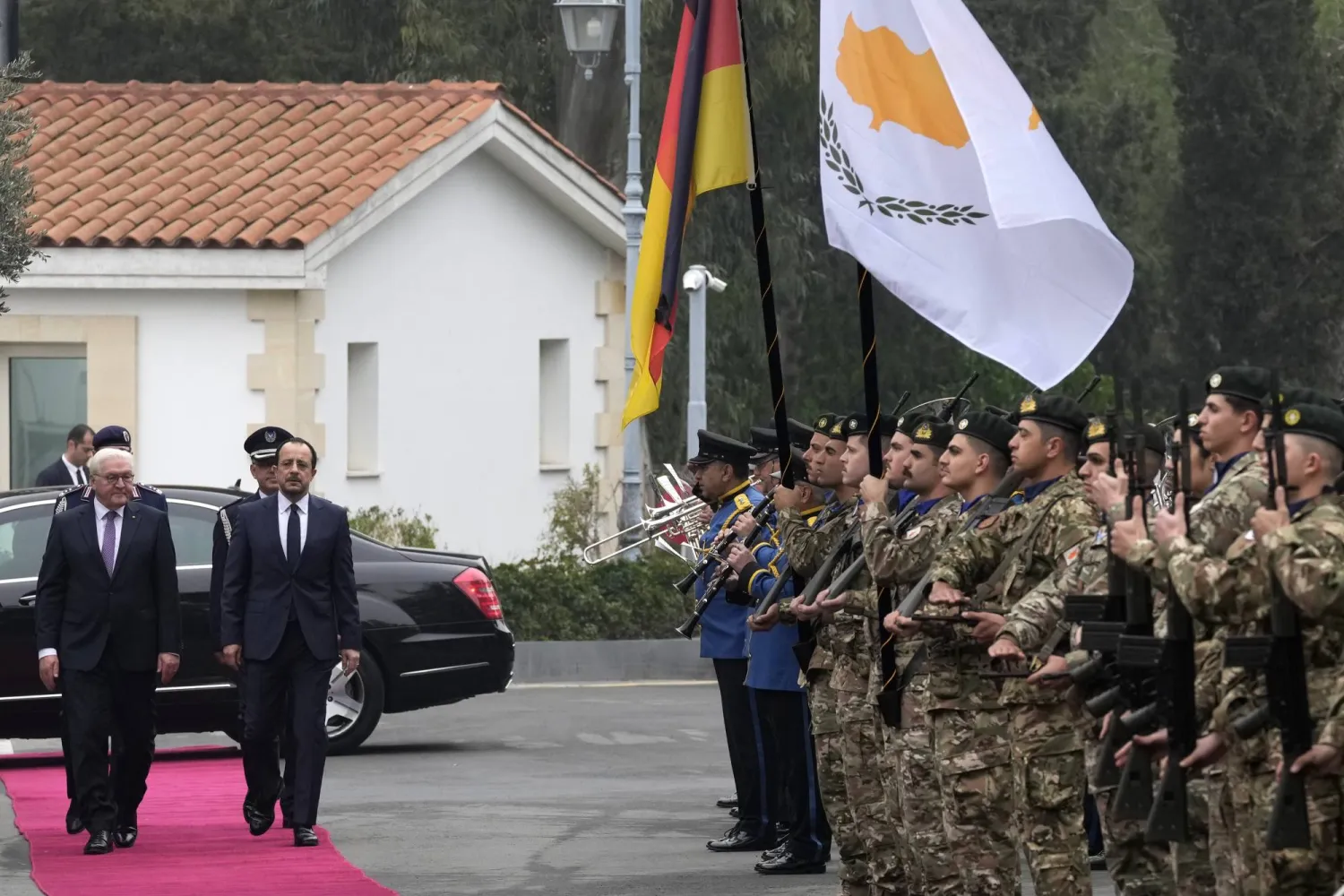 الرئيسان القبرصي والألماني يستعرضان حرس الشرف بالقصر الرئاسي بنيقوسيا الاثنين (أ.ب)