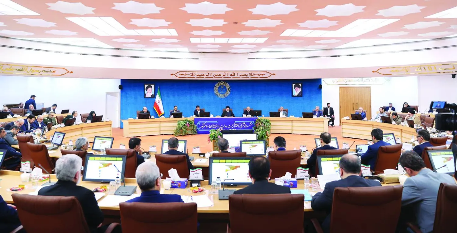 الرئيس الإيراني إبراهيم رئيسي في اجتماع مشترك بين أعضاء حكومته وحكام المحافظات مطلع الشهر الماضي (الرئاسة الإيرانية)