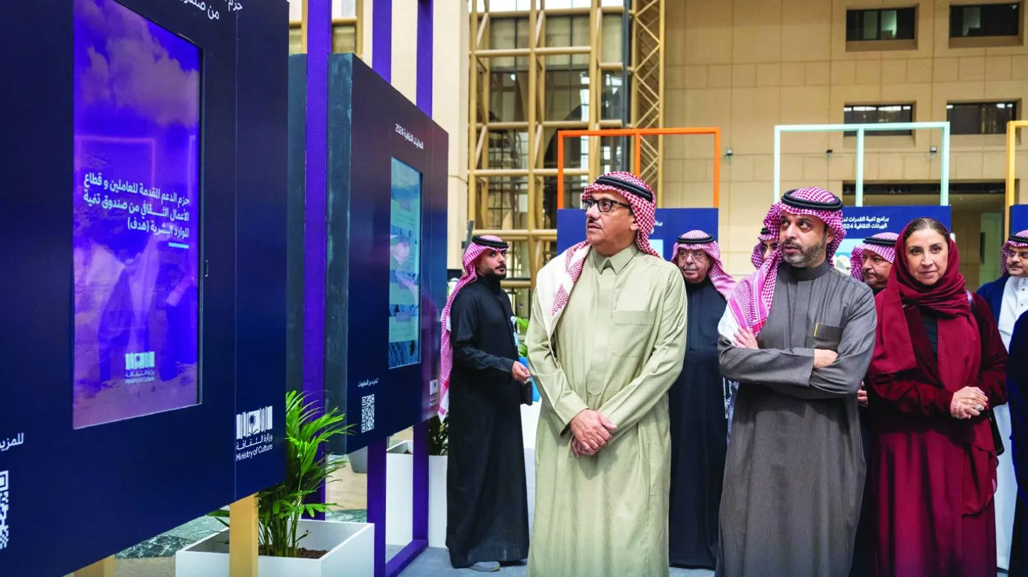 
نائب وزير الثقافة السعودي ورئيس جامعة الملك سعود خلال اطلاعهما على محتويات المعرض المصاحب لتدشين الكلية (وزارة الثقافة)