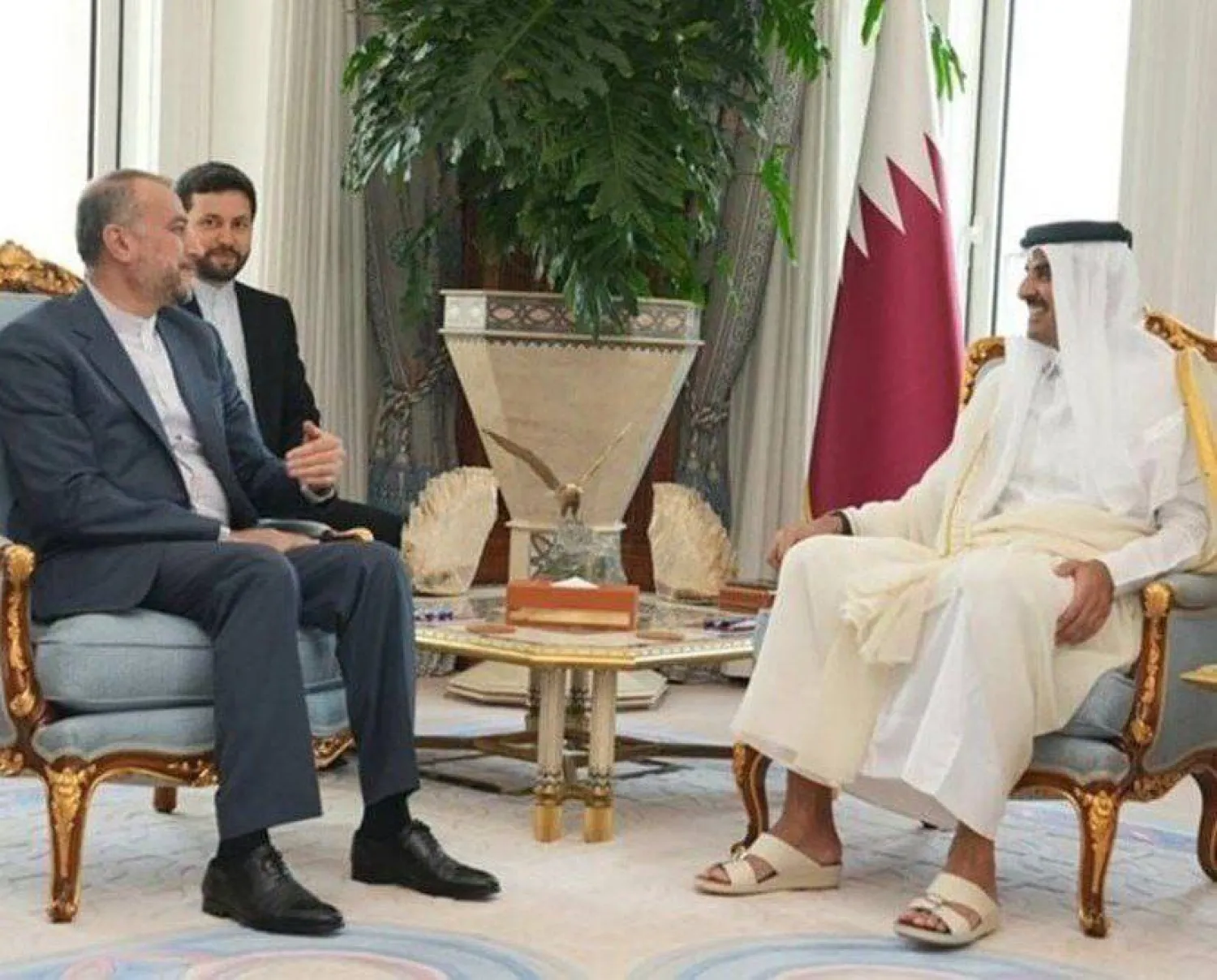 أمير قطر الشيخ تميم بن حمد آل ثاني لدى لقائه وزير الخارجية الإيراني حسين أمير عبداللهيان في الدوحة