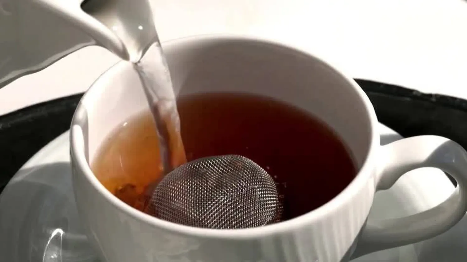 شركة «سينسبري» حذرت من وجود مشكلات «على مستوى البلاد» يمكن أن تؤثر على توفر الشاي الأسود (رويترز)