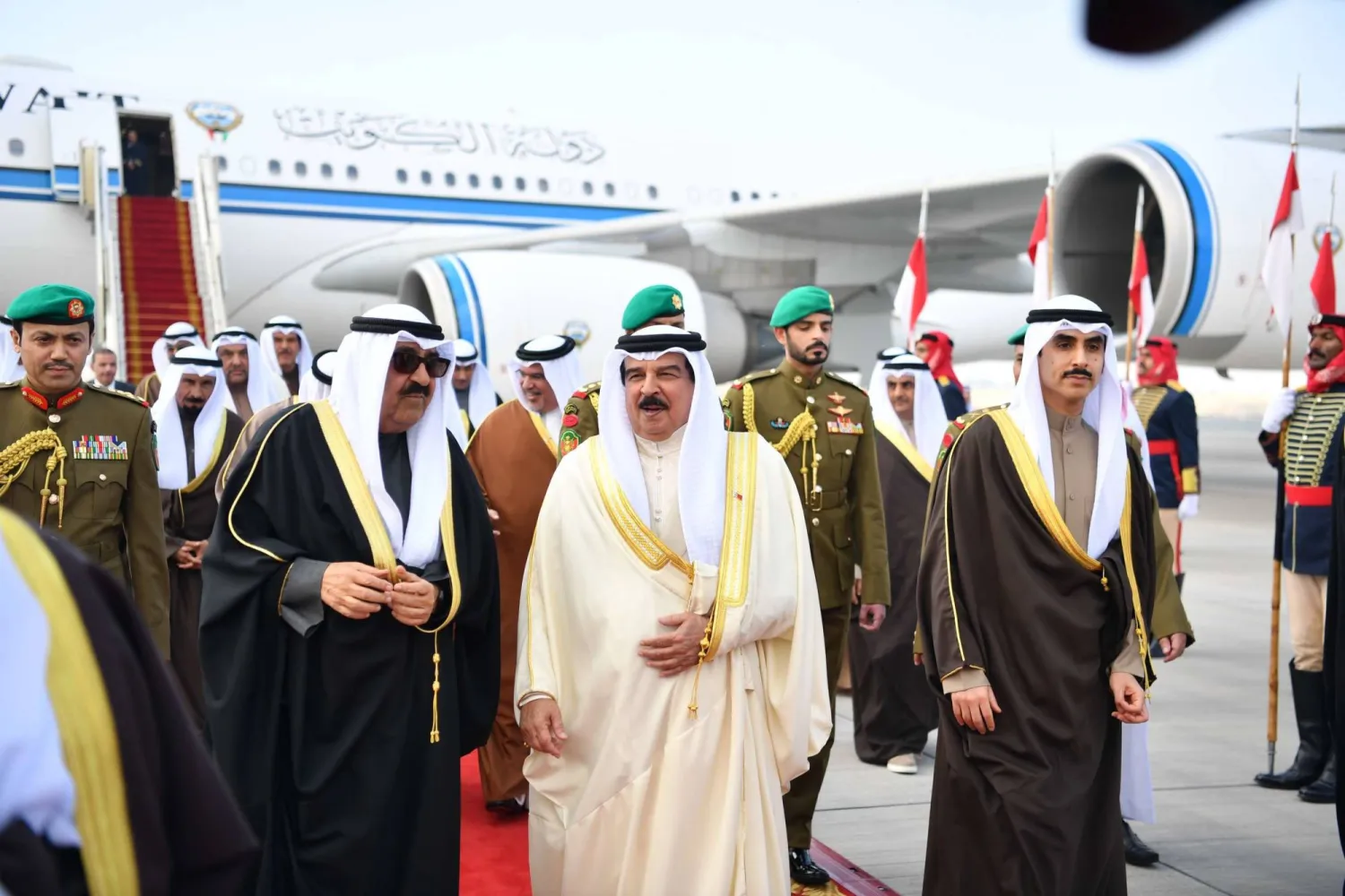 الملك حمد بن عيسى آل خليفة ملك البحرين خلال استقباله أمير الكويت الشيخ مشعل الأحمد الجابر الصباح في مطار الصخير اليوم الثلاثاء (كونا)