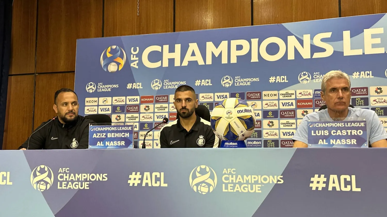 كاسترو مدرب النصر وبيهيتش خلال المؤتمر الصحافي (الشرق الأوسط)