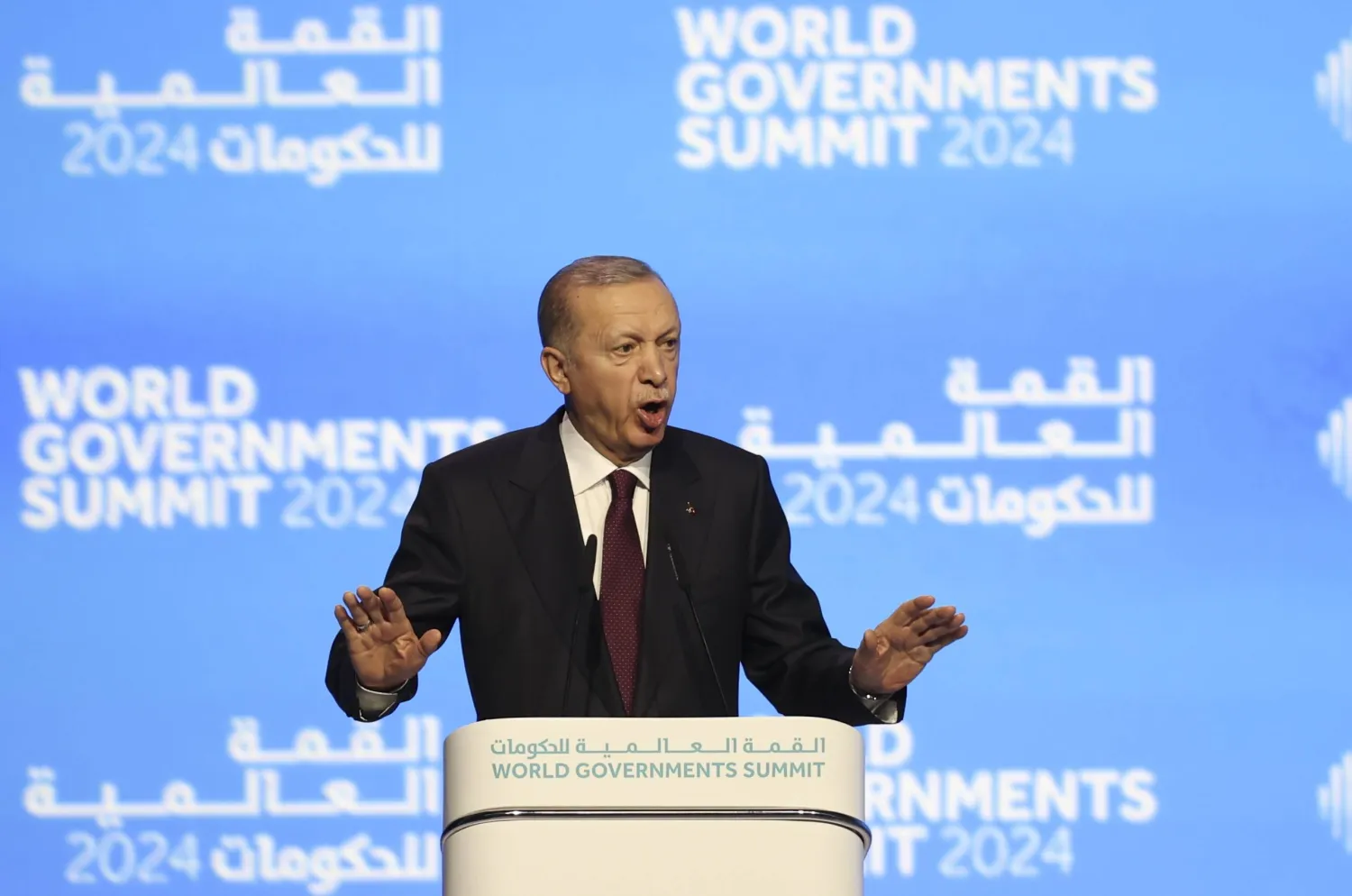 إردوغان متحدثاً في القمة العالمية للحكومات بدبي اليوم (إ.ب.أ)