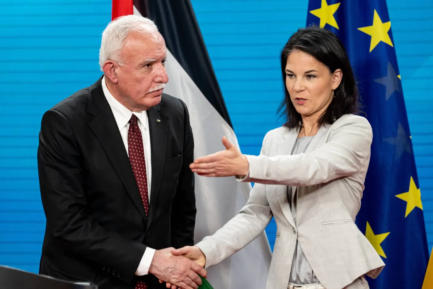 وزيرة الخارجية الألمانية أنالينا بيربوك خلال استقبالها نظيرها الفلسطيني رياض المالكي في برلين الثلاثاء (د.ب.أ)