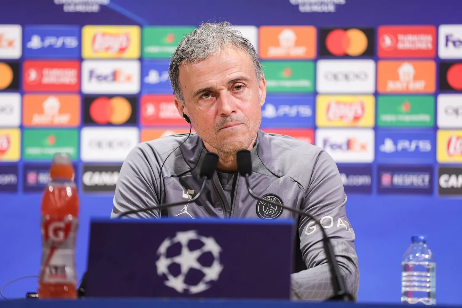 لويس إنريكي مدرب باريس سان جيرمان (إ.ب.أ)