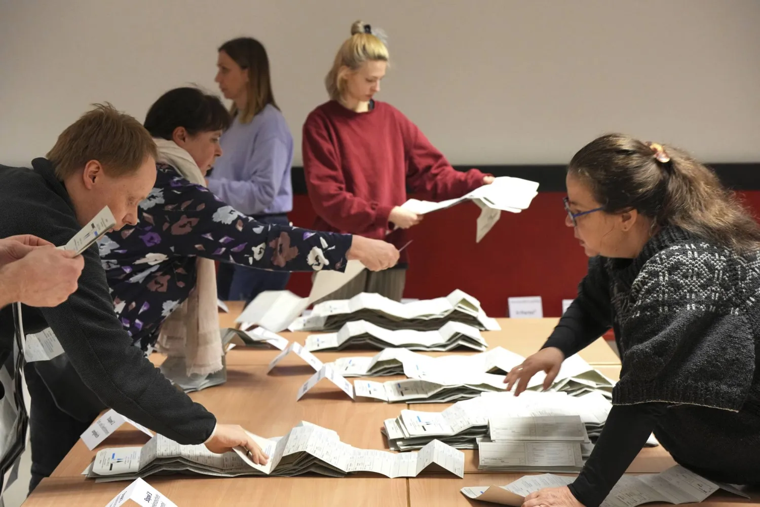 فرز نتائج عملية استطلاع في برلين يوم 11 فبراير 2024 (أ.ب)