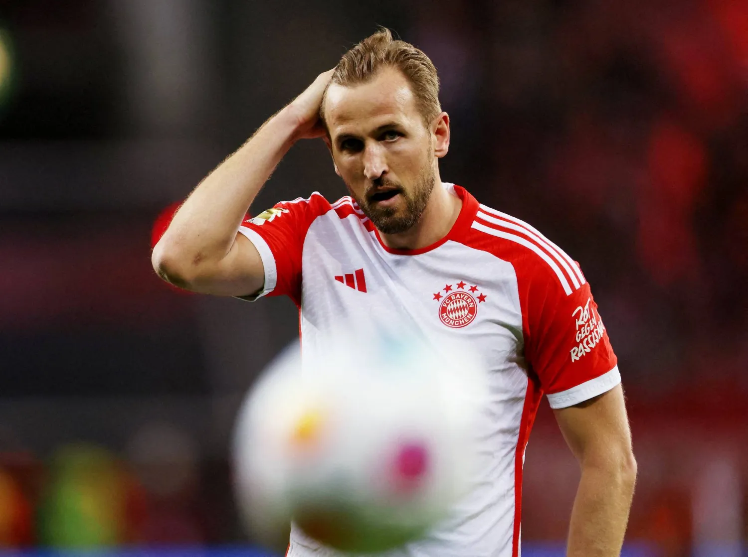 الجمهور يرى أن هاري كين بحاجة للفوز بالبطولات ليُحتسب لاعباً رائعاً (رويترز)