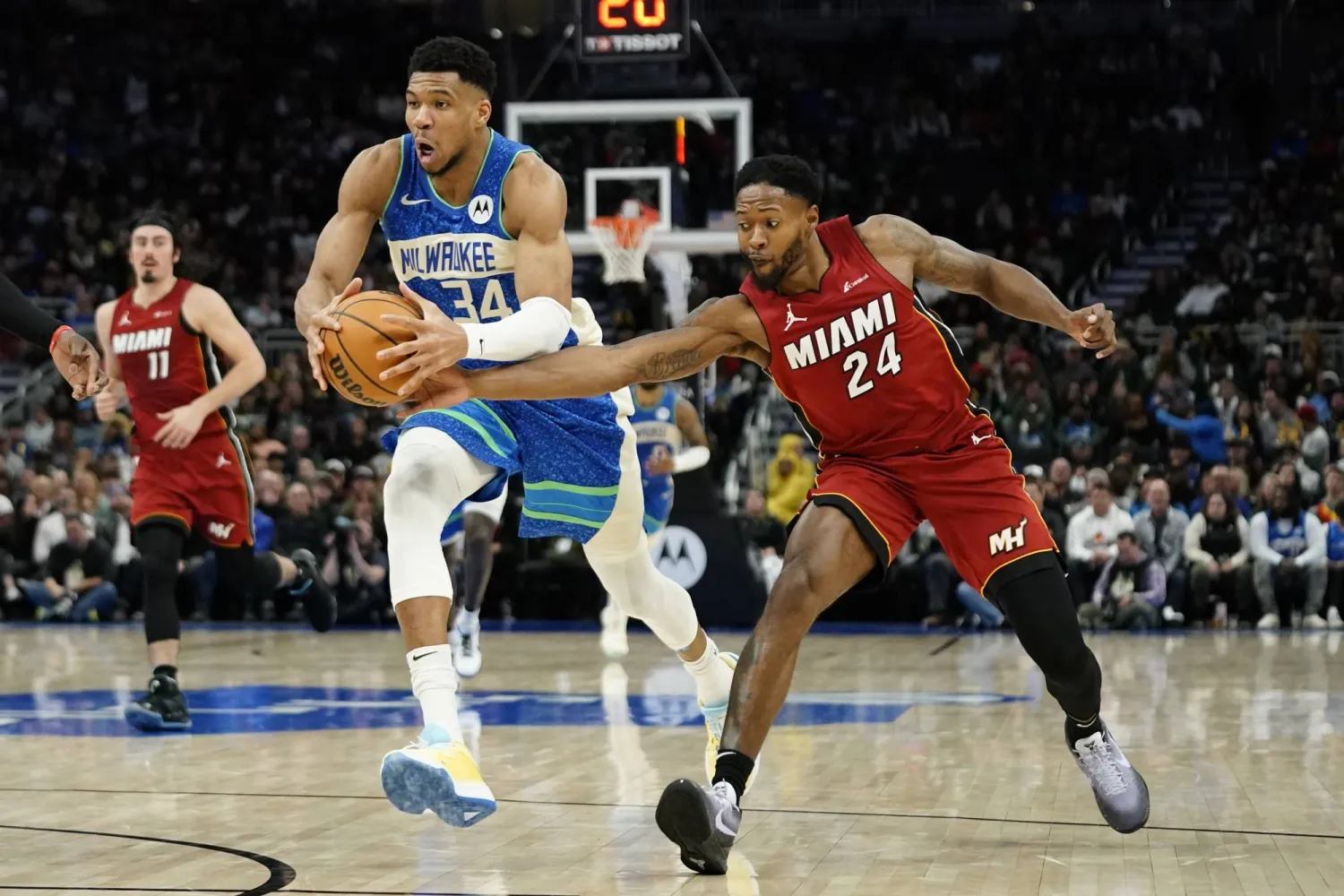 أنتيتوكونمبو لم يتمكن من تجنيب ميلووكي باكس الخسارة (أ.ب)