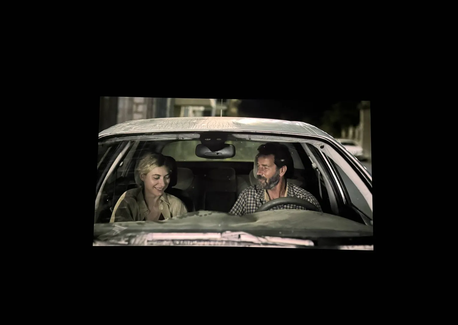 مشهد من الفيلم داخل إحدى صالات السينما السعودية (الشرق الأوسط)