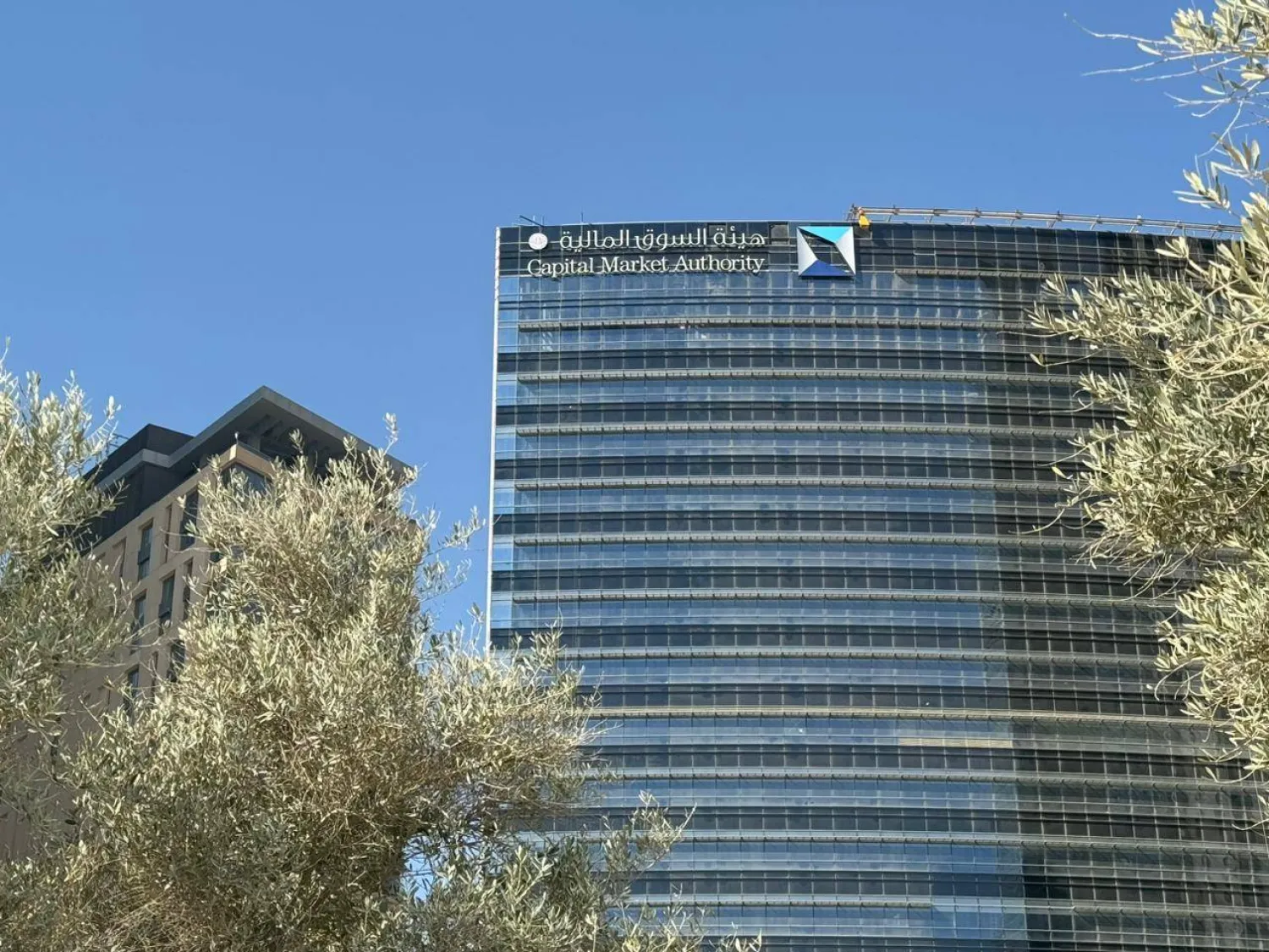 تراوحت نسب الارتفاع والانخفاض ما بين 10.00% و8.59% (الشرق الأوسط)