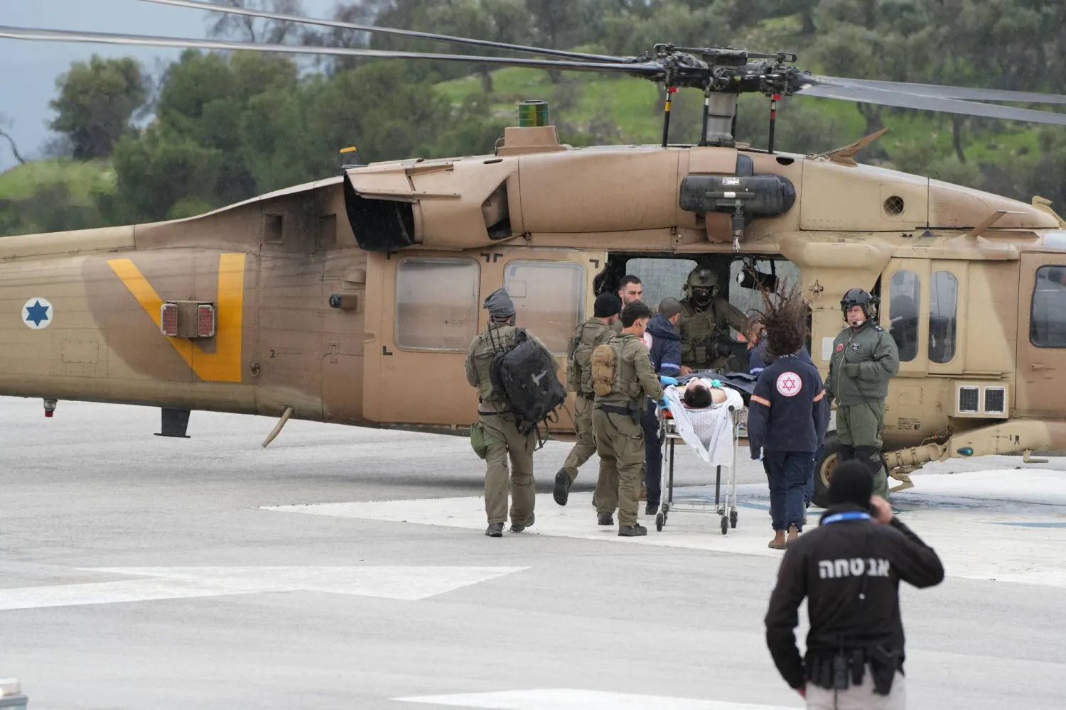 فريق طبي إسرائيلي ينقل جريحاً سقط جراء الهجوم الصاروخي الذي نفذه «حزب الله» من جنوب لبنان (إ.ب.أ)