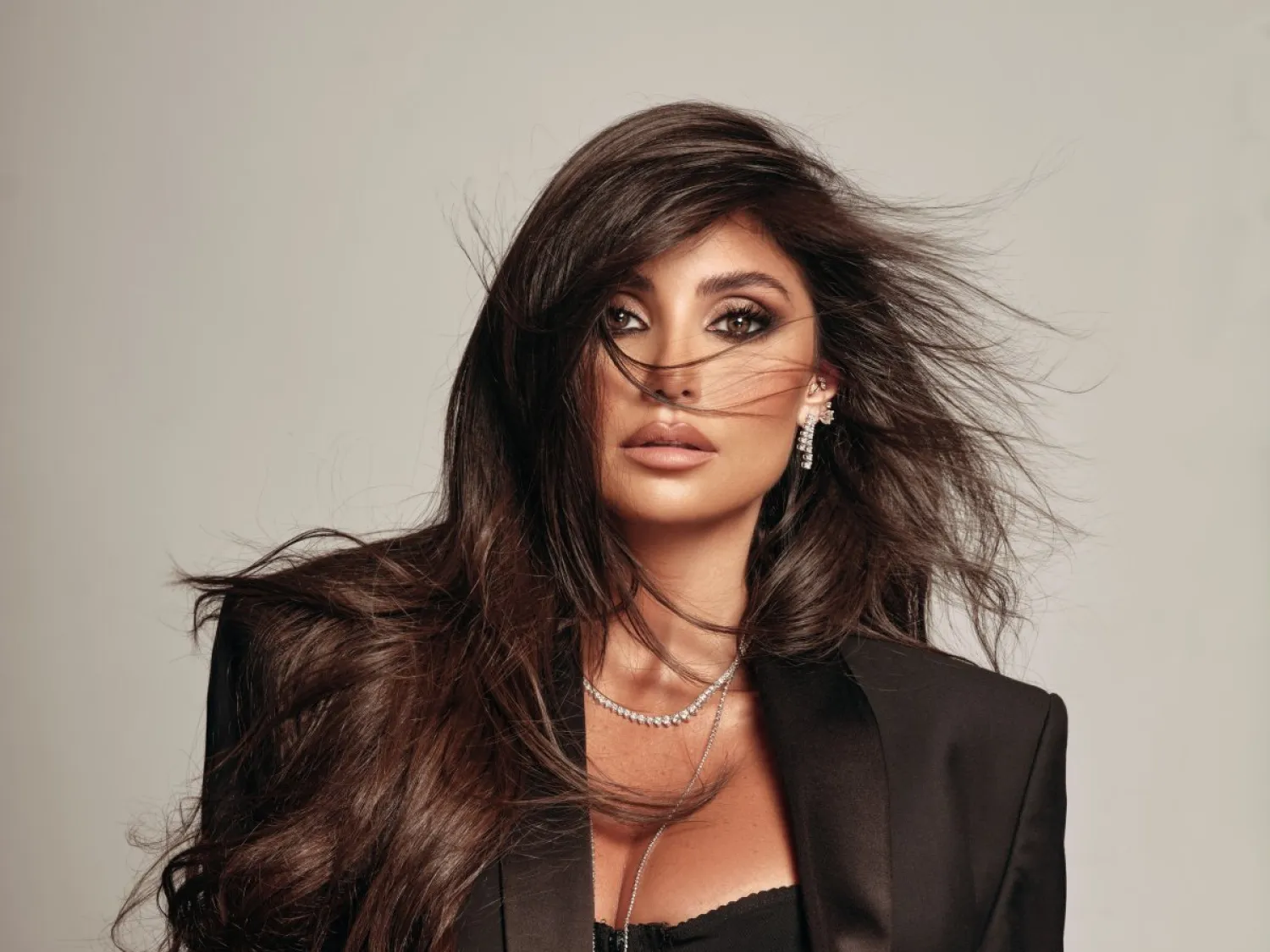 ترى أنّ مواقع التواصل خربت الساحة الفنية (صور دوللي عياش)