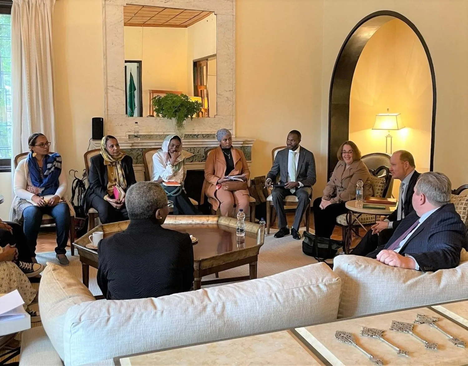 Molly Phee, Addis Ababa’da Sudanlı kadın sivil toplum kuruluşlarının temsilcileriyle (Hartum’daki ABD Büyükelçiliği)