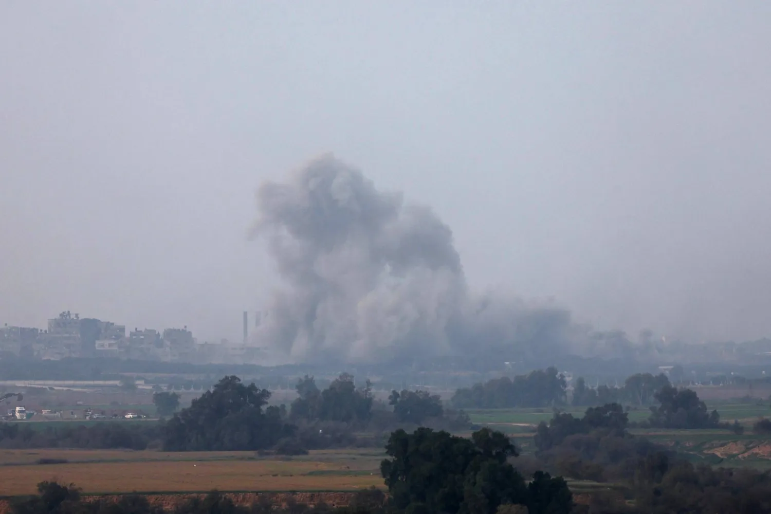 الدخان يتصاعد من البريج بقطاع غزة بعد قصف إسرائيلي في وقت سابق (إ.ب.أ)