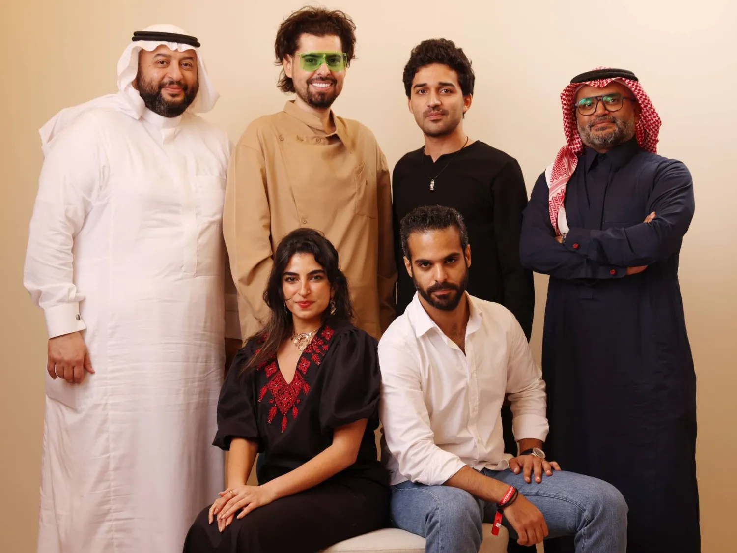 ياسر الياسري وإبراهيم عباس مع أبطال فيلم «حوجن» (الشركة المنتجة)

