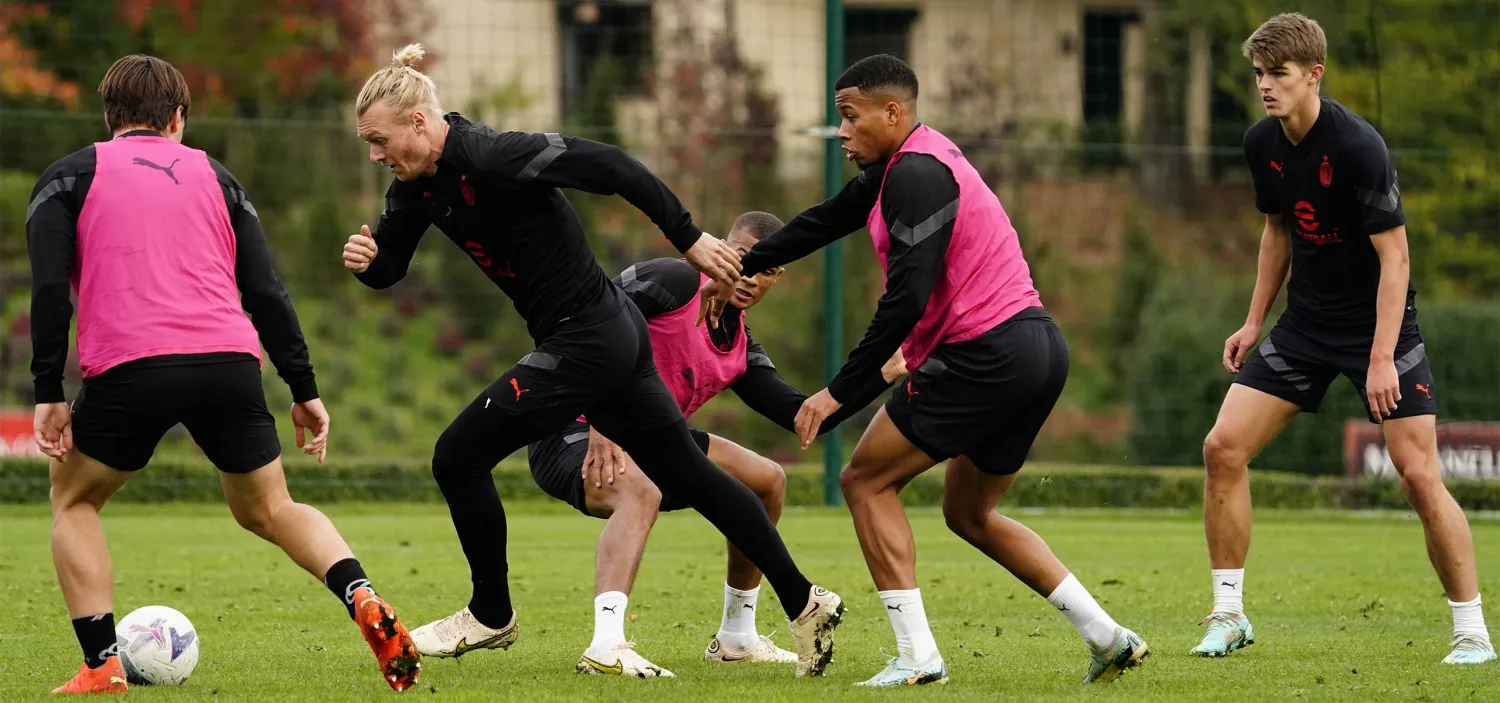 لاعبو ميلان خلال التدريب إستعدادا لمواجهة رين في محلق يوروبا ليغ (غيتي)