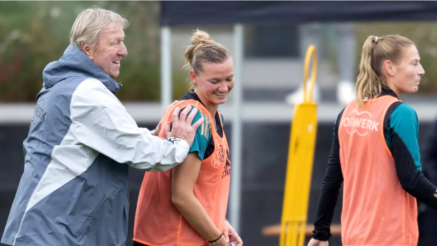 هروبيش خلال قيادته أحد تدريبات منتخب ألمانيا للسيدات (الشرق الأوسط)