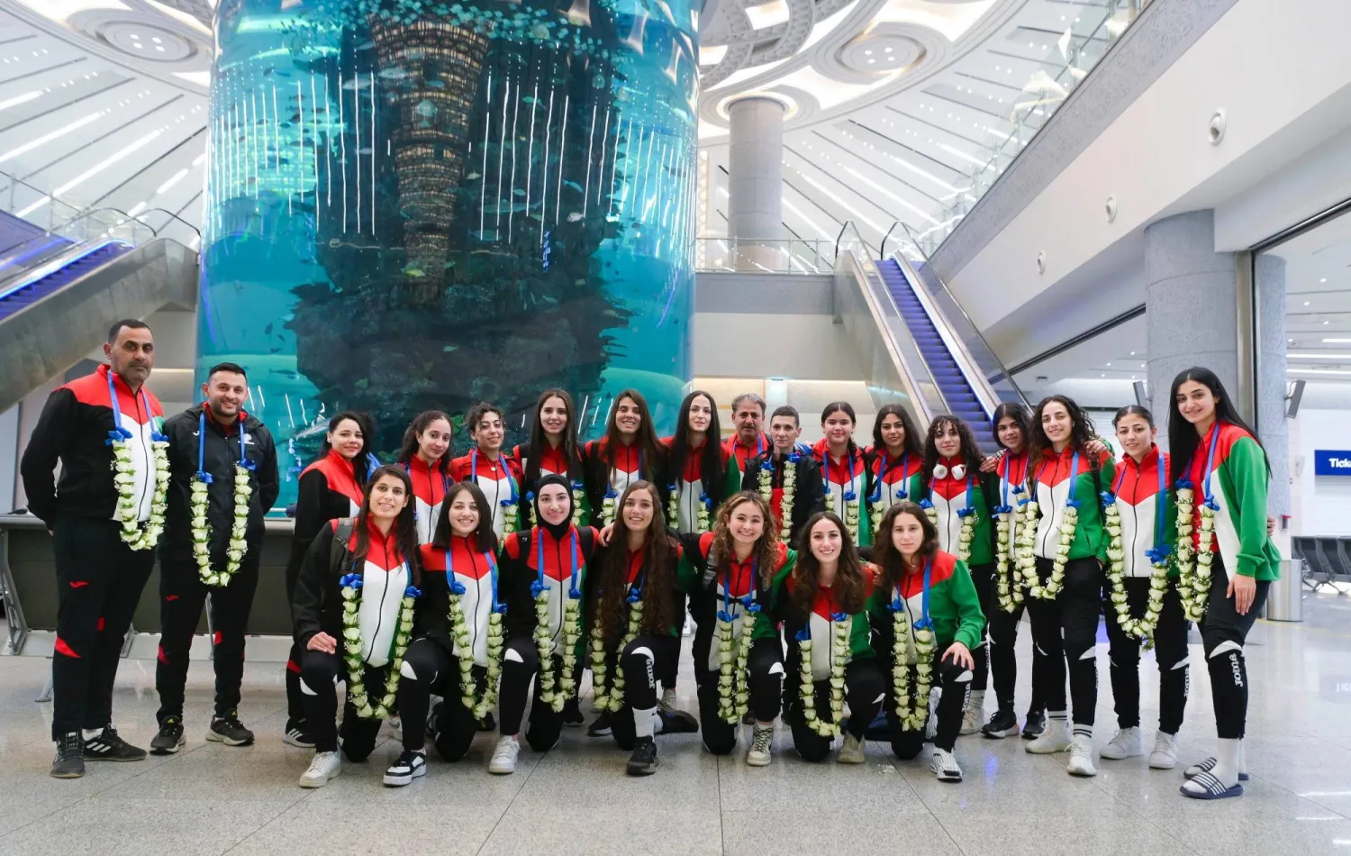 لاعبات منتخب فلسطين عند وصولهن إلى جدة (إدارة الكرة النسائية)
