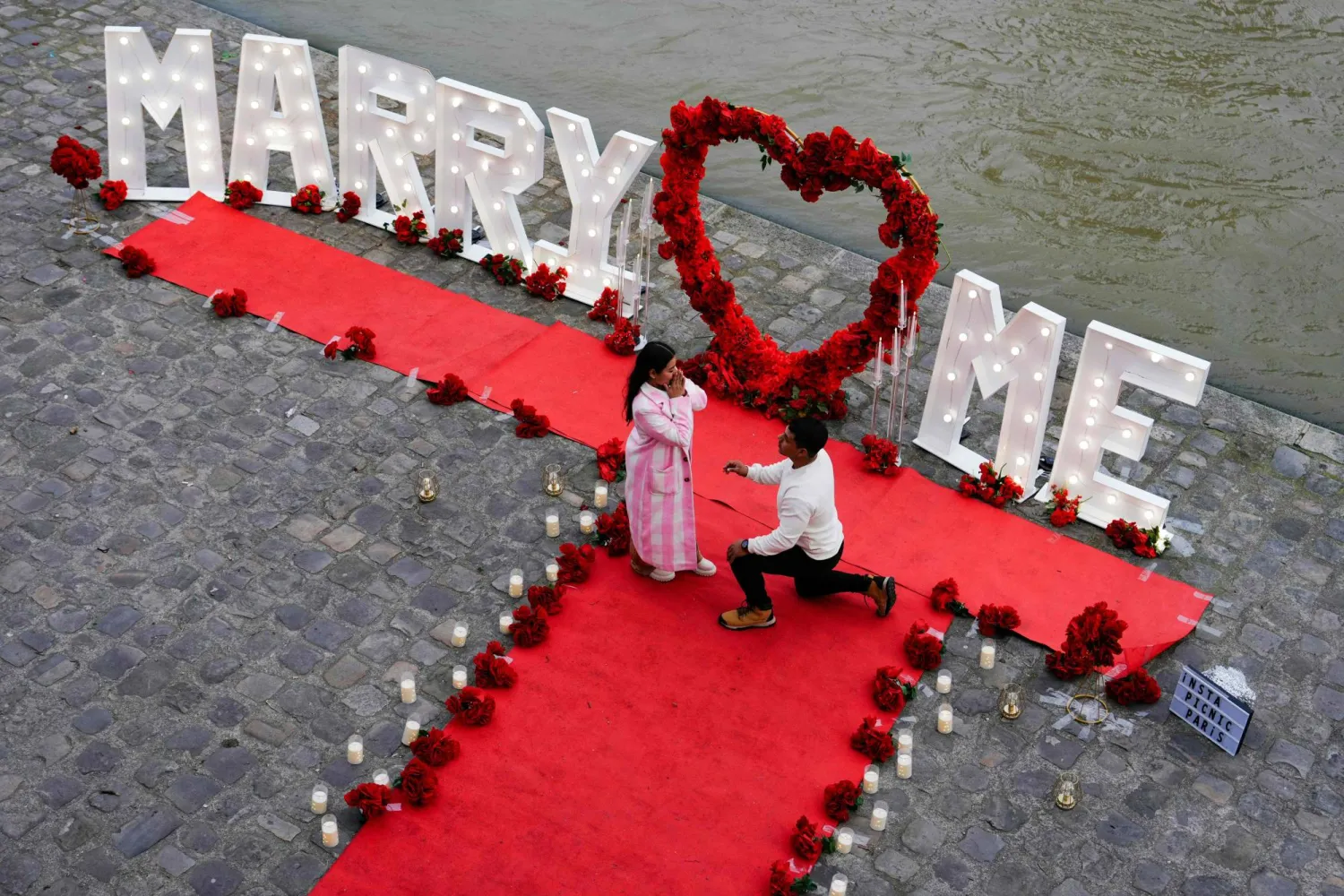 رجل يطلب يد خطيبته بمناسبة عيد الحب أمس (أ.ف.ب)