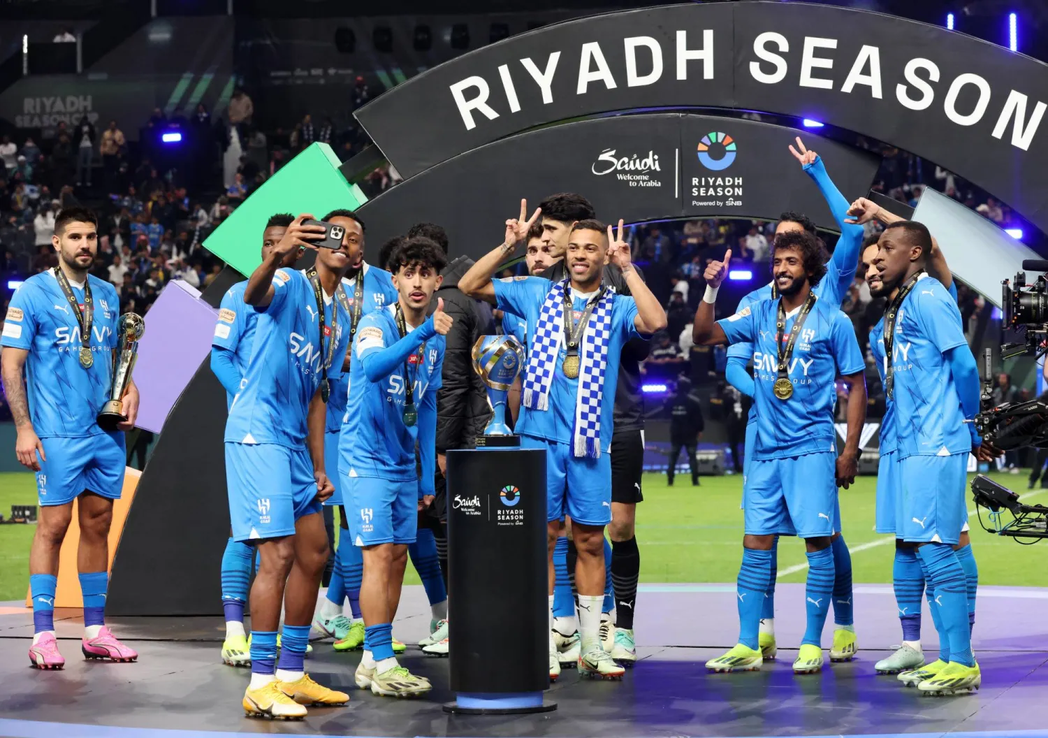 الهلال احتفل بأول ألقابه على ملعب «المملكة أرينا» بعد أسبوع من افتتاحه (رويترز)