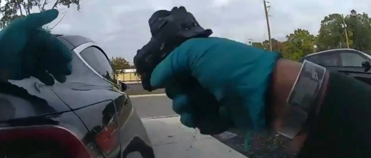 صورة من فيديو للشرطي وهو يصوّب تجاه المشتبه به (متداولة)