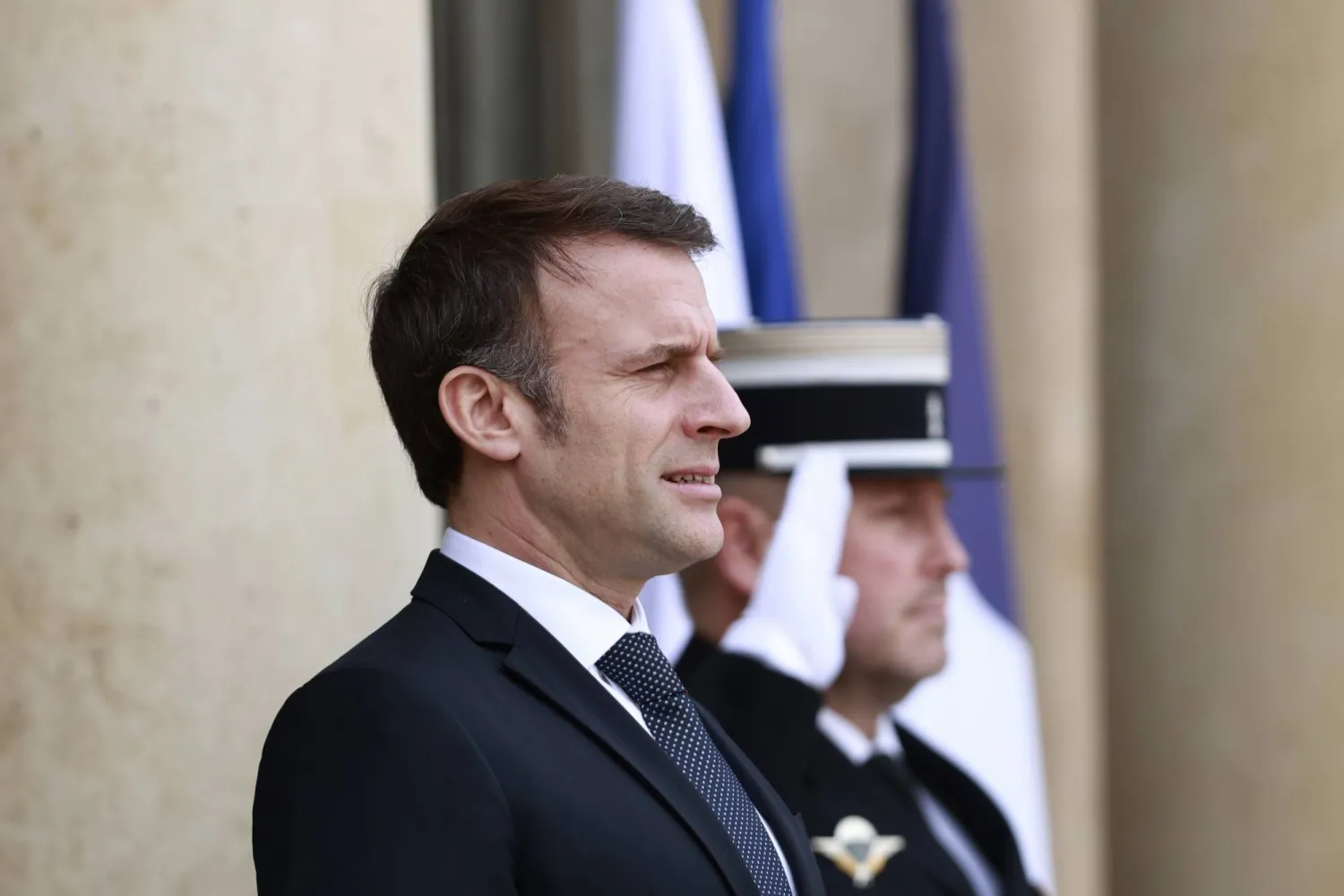 الرئيس الفرنسي إيمانويل ماكرون أمام قصر الإليزيه (أ.ب)