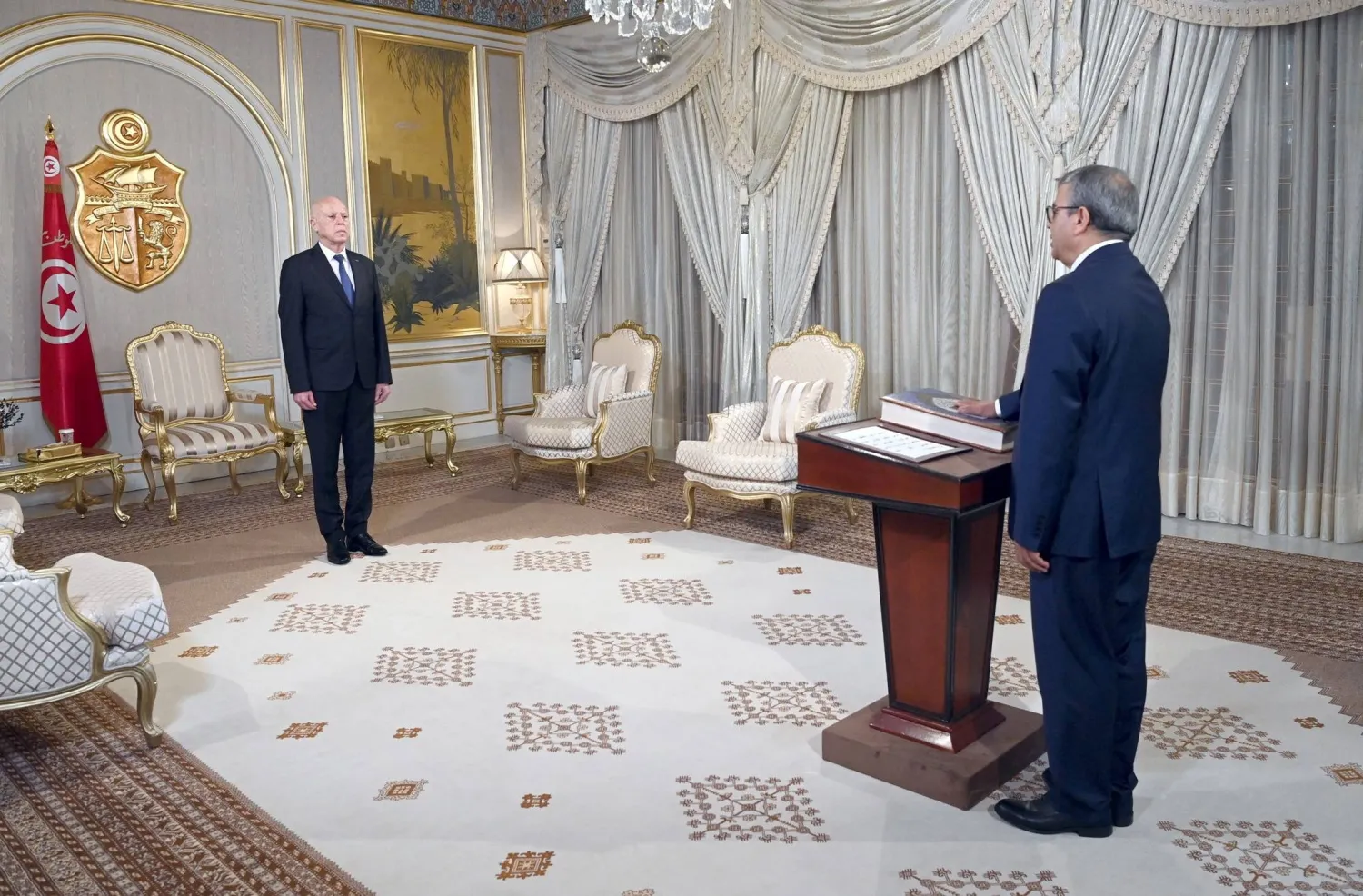 فتحي زهير النوري يؤدي اليمين الدستورية أمام الرئيس قيس سعيّد في قصر قرطاج (رويترز)