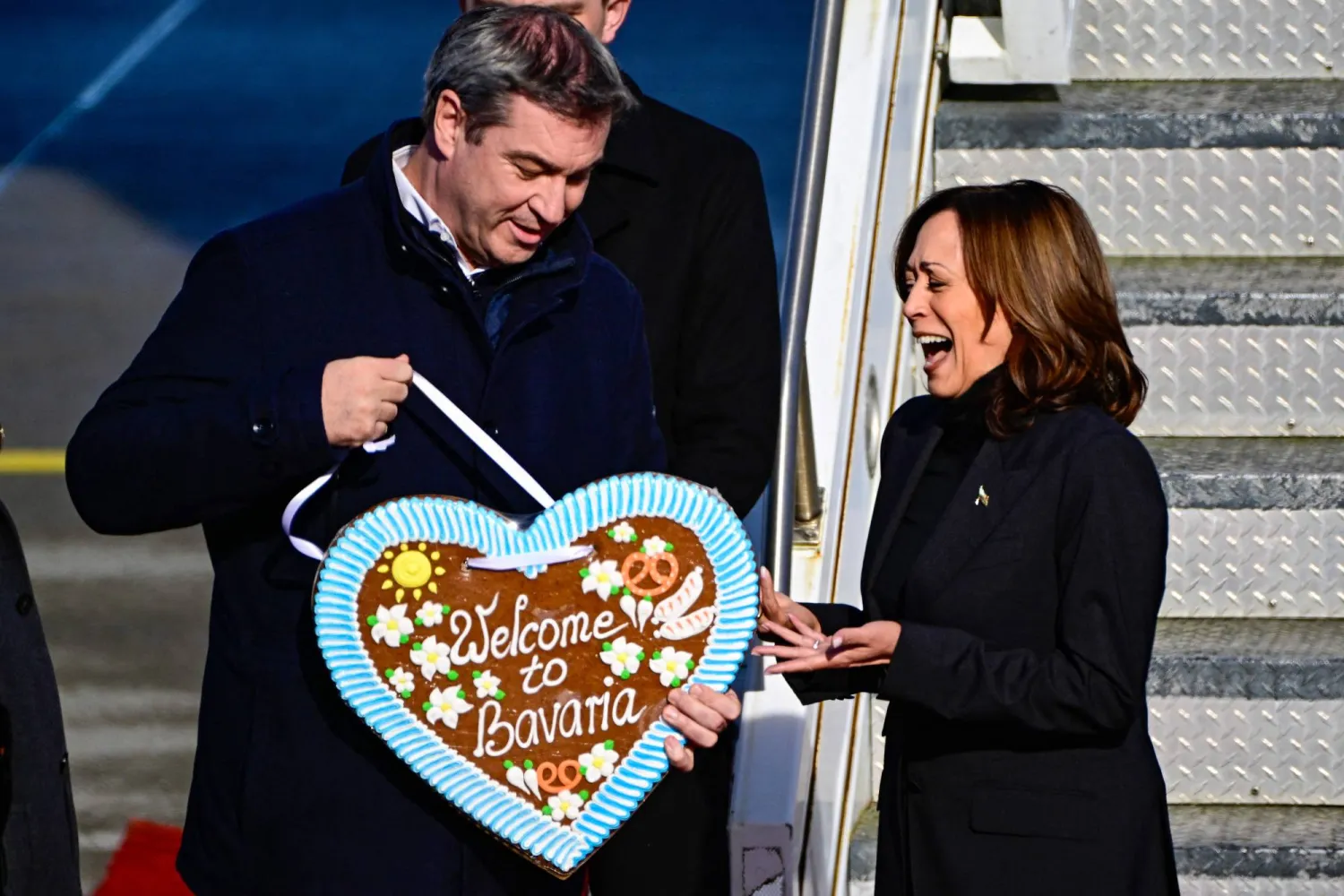 رئيس حكومة بافاريا ماركوس زودر يستقبل نائبة الرئيس الأميركي كامالا هاريس لدى وصولها إلى ميونيخ للمشاركة في مؤتمر الأمن (أ.ف.ب)