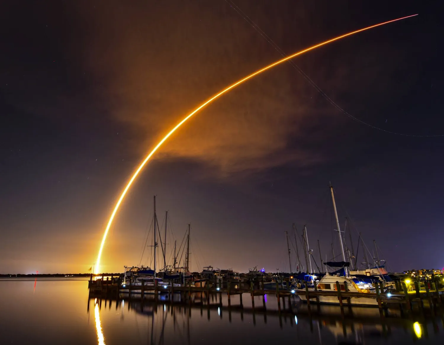 صاروخ «سبيس إكس فالكون 9» الذي يحمل أقمار «ستارلينك» الاصطناعية يترك أثراً بعد إطلاقه من محطة «كيب كانافيرال» (أ.ب)