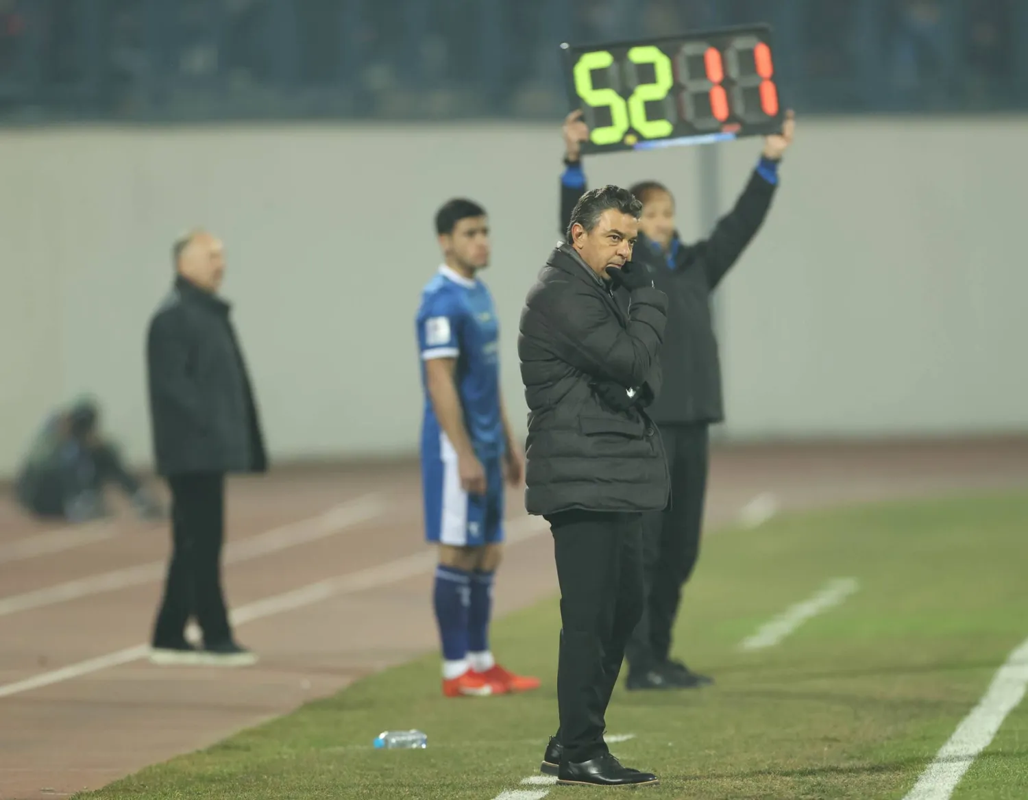 غاياردو مدرب الاتحاد خلال المباراة (تصوير: عدنان مهدلي)
