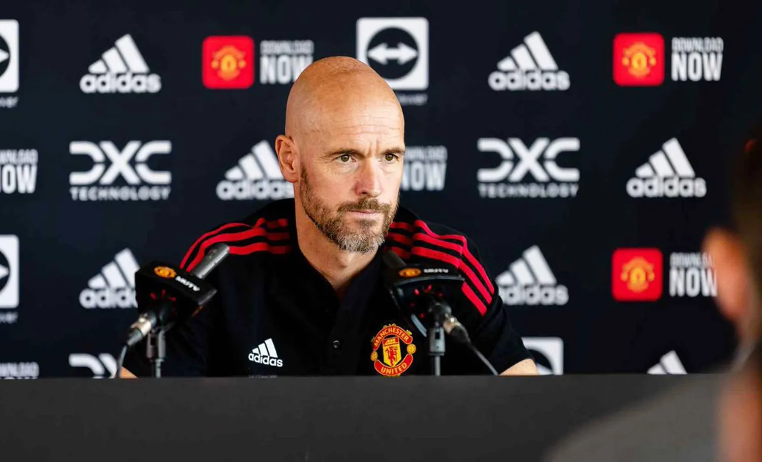 تن هاغ خلال حديثه في المؤتمر الصحافي (الشرق الأوسط)