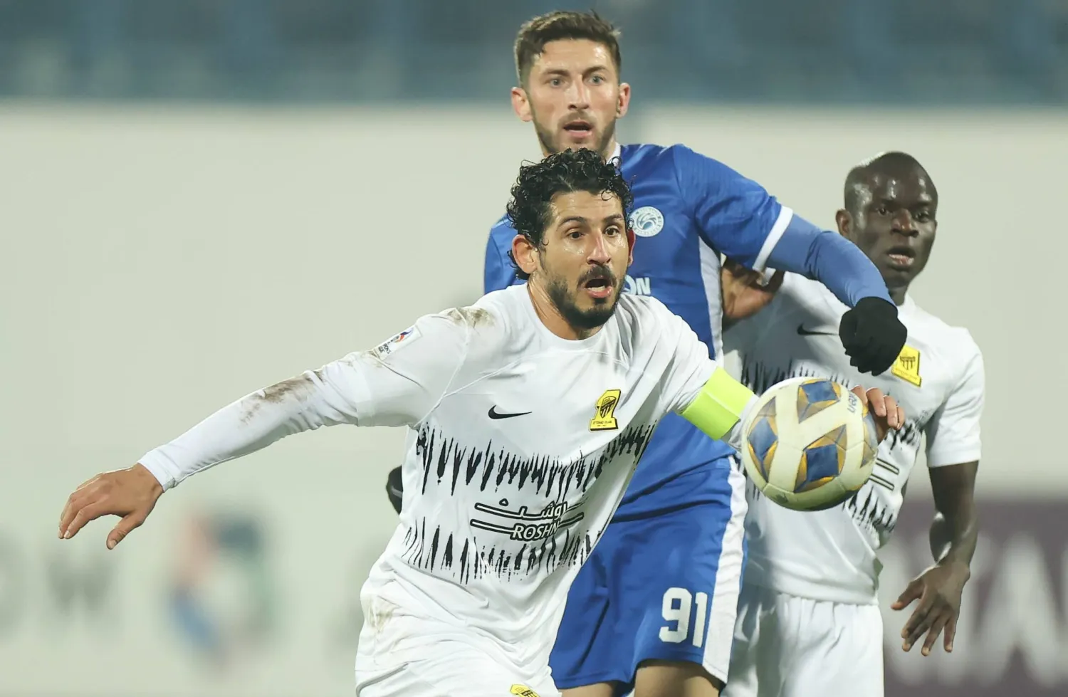 حجازي يحاول السيطرة على الكرة من أمام لاعب نافباخور (تصوير: عدنان مهدلي)