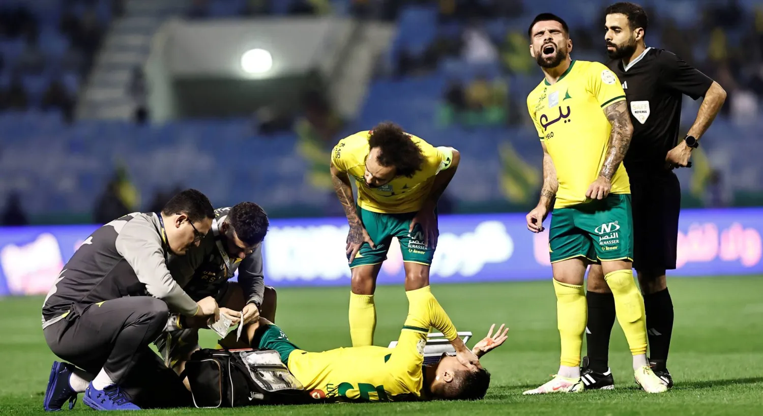 يونغ جانغ لاعب الخليج عقب إصابته في الفخذ (تصوير: عيسى الدبيسي)