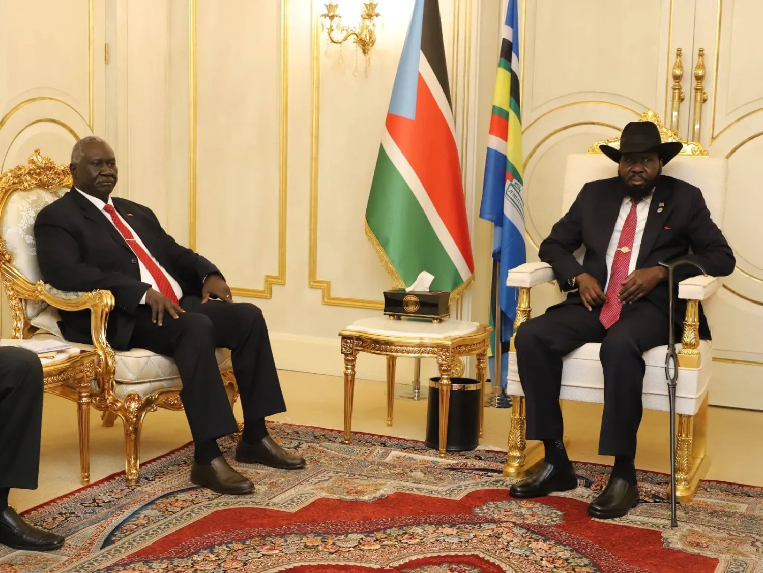 رئيس جنوب السودان سلفا كير مع نائب رئيس «السيادي» السوداني مالك عقار في جوبا أمس (منصة إكس)