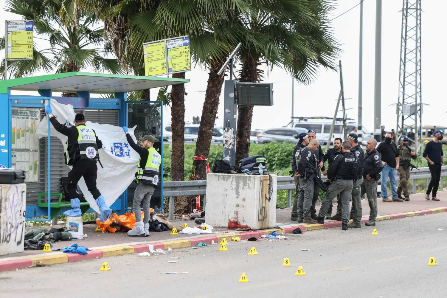 جثة القتيل الفلسطيني في موقع الهجوم بـ«كريات ملاخي» اليوم الجمعة (أ.ف.ب)