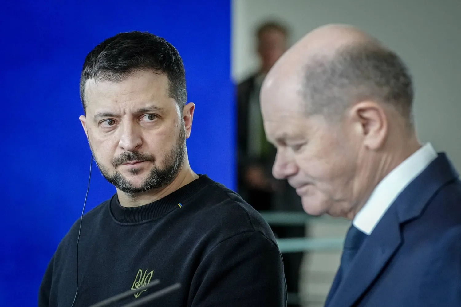 المستشار الألماني أولاف شولتس (يمين) والرئيس الأوكراني فولوديمير زيلينسكي خلال مؤتمر صحافي في برلين 16 فبراير (شباط) 2024 (د.ب.أ)