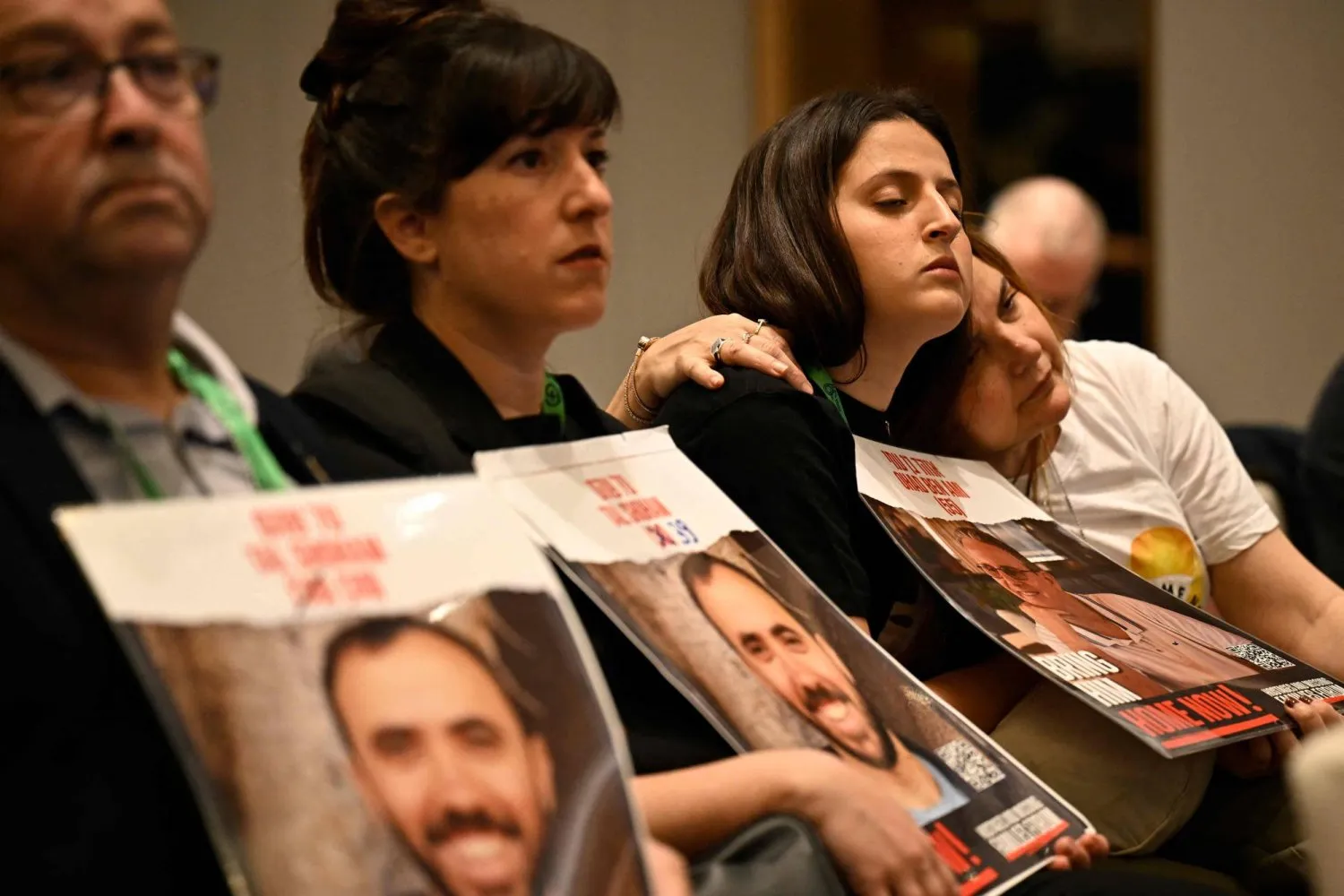 Hamas'ın elindeki İsrailli rehinelerin aileleri, Almanya'nın Münih şehrinde düzenlenen Münih Güvenlik Konferansı sırasında protesto gerçekleştirdi. (AFP)