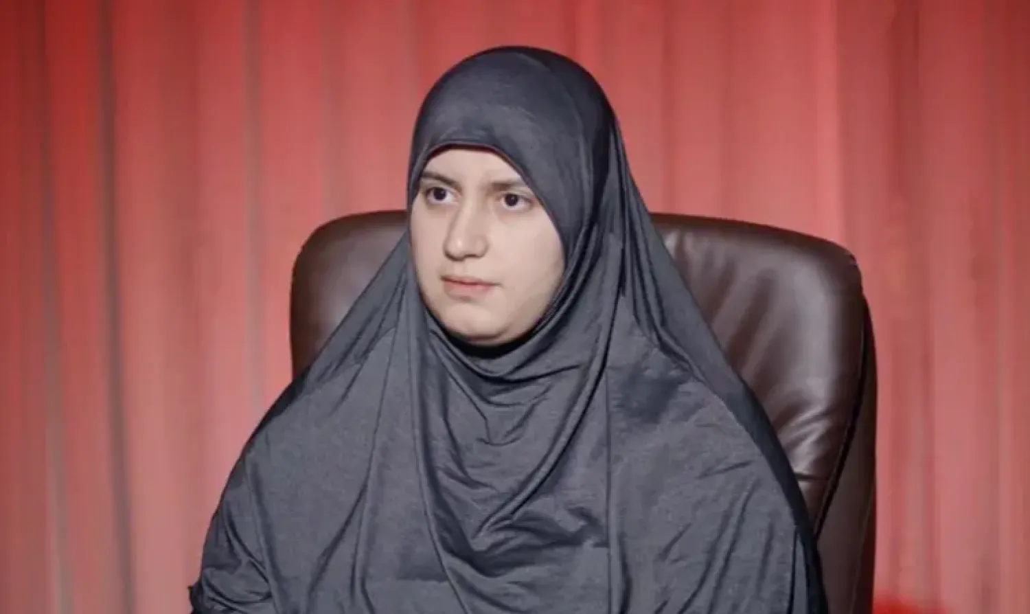 أميمة البغدادي ابنة زعيم «داعش» الأسبق خلال ظهورها في مقابلة بثتها قناة «العربية» الجمعة.