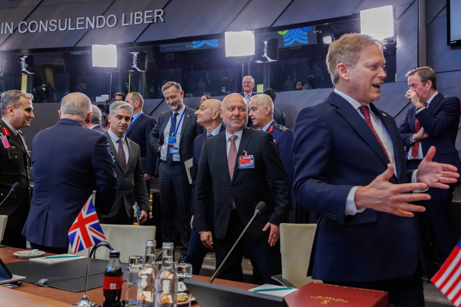 عدد من وزراء الدفاع المشاركين في الاجتماع (إ.ب.أ)