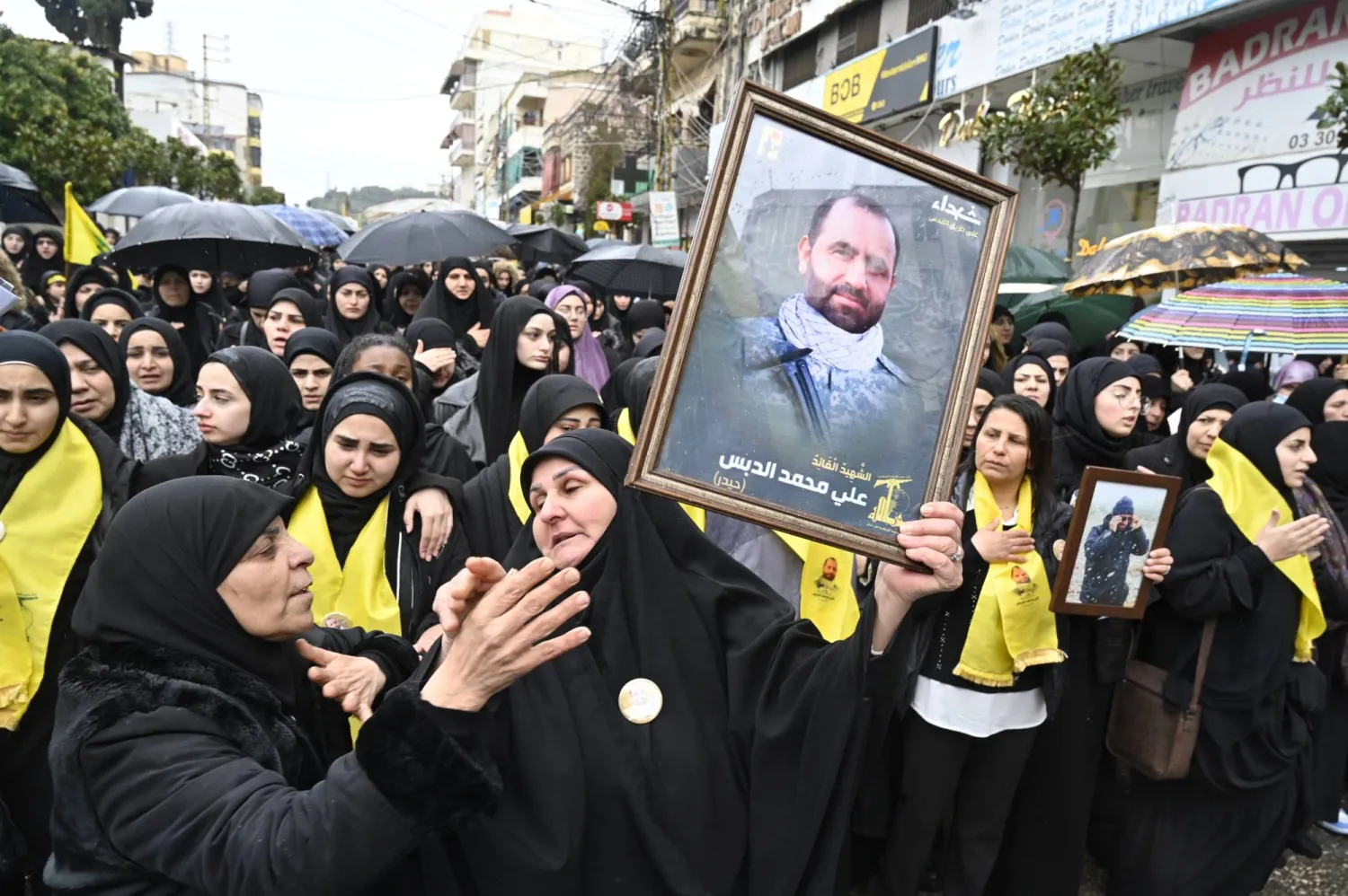 نساء مشاركات في تشييع القيادي في «حزب الله» علي الدبس (إ.ب.أ)